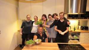 Gruppenfoto vom Team veedu, die als Teamevent gekocht haben.