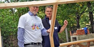 Fürhrungskräfte Betriebsausflug DB Sitzgruppe bauen